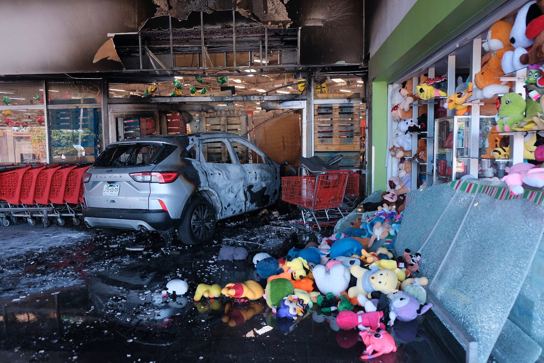 Un vehículo calcinado permanece en un supermercado dañado en Guadalajara, Jalisco, México, el domingo 22 de febrero de 2026, tras la muerte del líder del Cártel Jalisco Nueva Generación, Nemesio Rubén Oseguera Cervantes, conocido como "El Mencho".