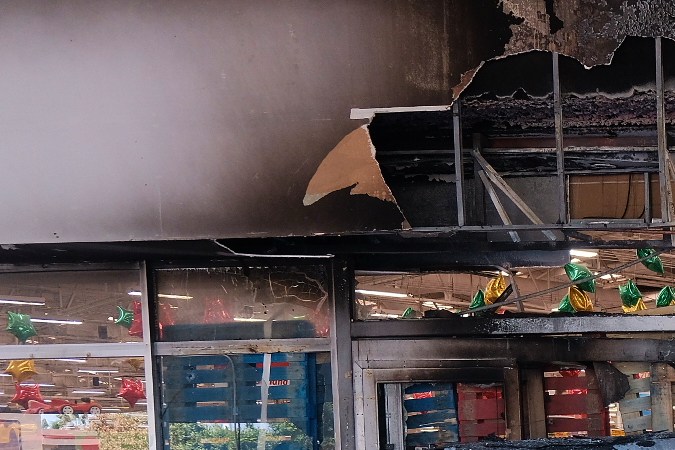 Un vehículo calcinado permanece en un supermercado dañado en Guadalajara, Jalisco, México, el domingo 22 de febrero de 2026, tras la muerte del líder del Cártel Jalisco Nueva Generación, Nemesio Rubén Oseguera Cervantes, conocido como "El Mencho".