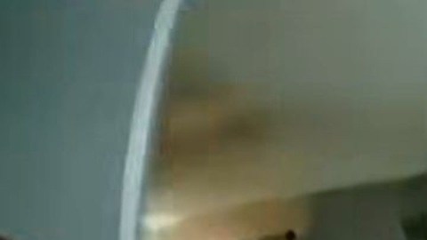 Según la policía, el interior del hogar estaba cubierto de basura, con paredes manchadas de desechos humanos y el piso tan saturado de desperdicios que los oficiales “no podían dar un paso normal”.