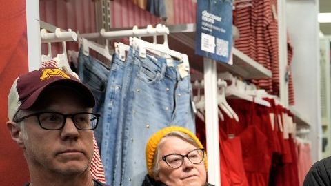 Manifestantes exigen a Target evitar que ICE esté en sus tiendas.