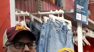 Manifestantes exigen a Target evitar que ICE esté en sus tiendas.