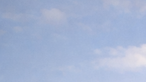 Restaurante McDonald’s con imagen conceptual de semaglutida y cinta métrica que representa el impacto de los medicamentos para bajar de peso en la comida rápida