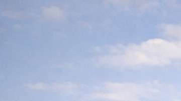 Restaurante McDonald’s con imagen conceptual de semaglutida y cinta métrica que representa el impacto de los medicamentos para bajar de peso en la comida rápida