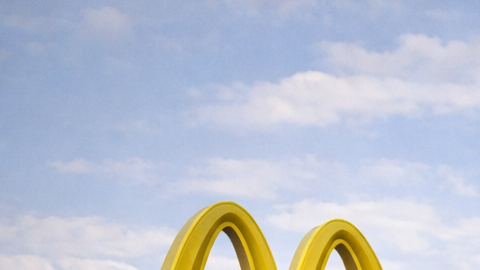 Restaurante McDonald’s con imagen conceptual de semaglutida y cinta métrica que representa el impacto de los medicamentos para bajar de peso en la comida rápida