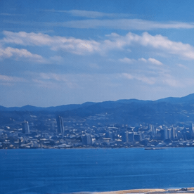 Render del aeropuerto flotante de Dalian terminado con aviones operando sobre isla artificial en el mar