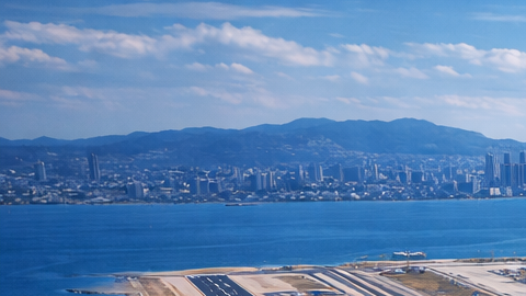 Render del aeropuerto flotante de Dalian terminado con aviones operando sobre isla artificial en el mar