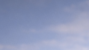 Teléfono móvil con CURP en pantalla, pasaporte mexicano y tarjeta SIM que ilustran el registro obligatorio de líneas celulares en México