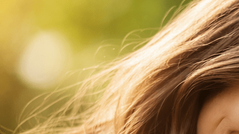 Mujer abrazando a su perro golden retriever al aire libre, mostrando vínculo afectivo y bienestar emocional