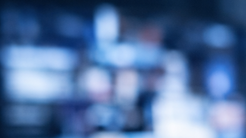 Persona viendo canales de noticias en YouTube desde su celular en México