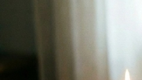 El eje central del ritual es el uso de tres velas de colores distintos, cada una con un simbolismo específico ligado al dinero y la fortuna.