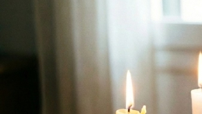 Rituales para ganar la lotería El eje central del ritual es el uso de tres velas de colores distintos, cada una con un simbolismo específico ligado al dinero y la fortuna.
