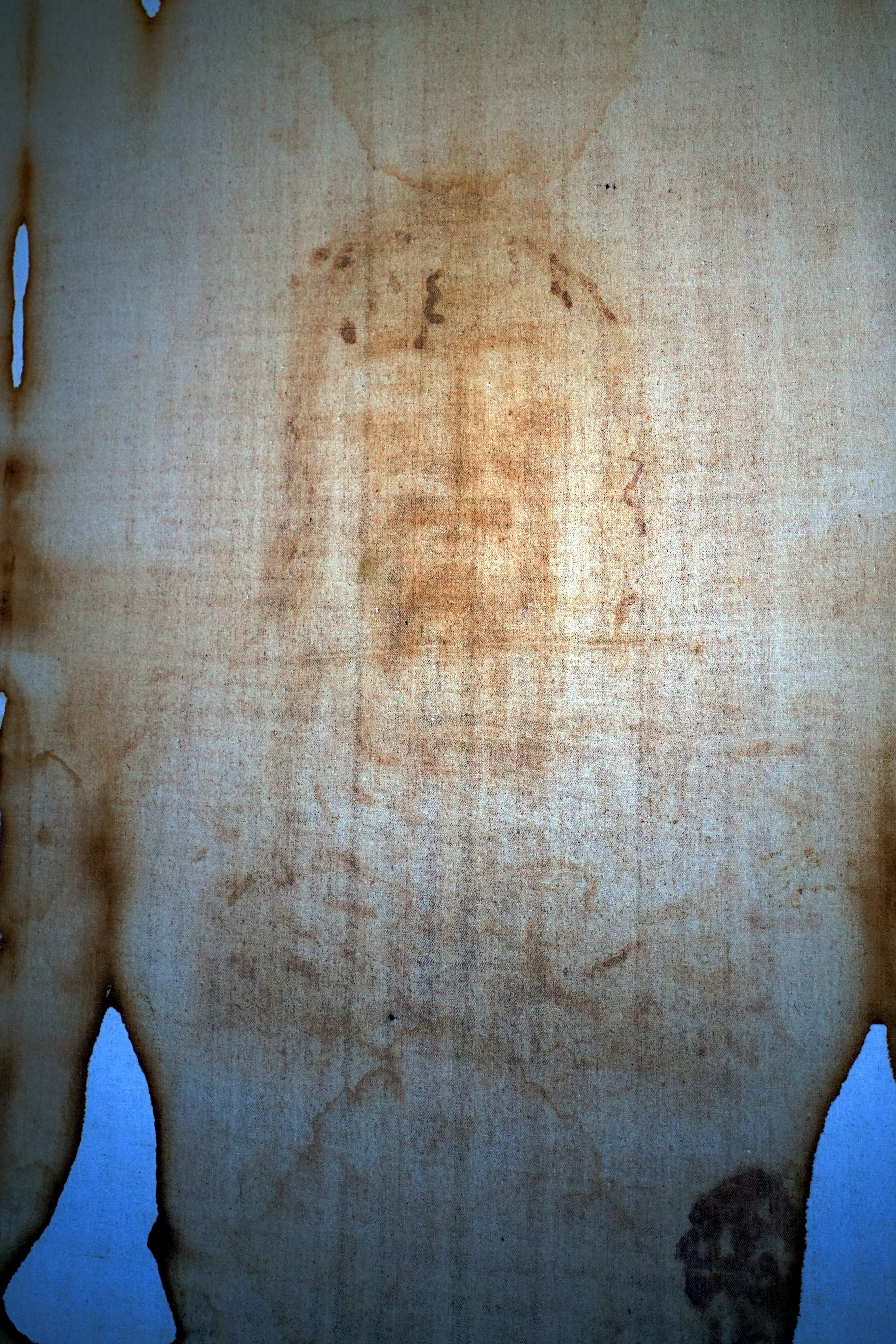 Esta es la tela de lino que lleva la huella del rostro de Jesucristo, en exhibición en el Museo de la Sábana Santa, en Turín, Italia.