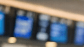 Pasajeros en un aeropuerto de Estados Unidos durante una alerta sanitaria por posible exposición al sarampión