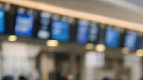 Pasajeros en un aeropuerto de Estados Unidos durante una alerta sanitaria por posible exposición al sarampión