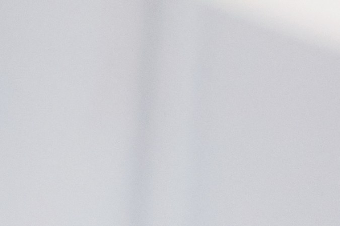 Niñas haciendo y pintando huevos de Pascua