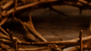 Calendario de abril con fecha marcada de Viernes Santo junto a una cruz de madera, Biblia y elementos religiosos de Semana Santa.