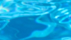 Dos niñas de tres años murieron ahogadas en la piscina de su vivienda en Katy, Texas.