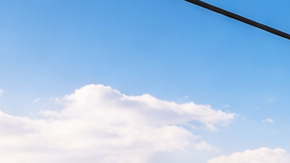 Cabina celeste del Cablebús sobrevolando Ciudad de México en la futura Línea 5, el teleférico urbano más largo del mundo