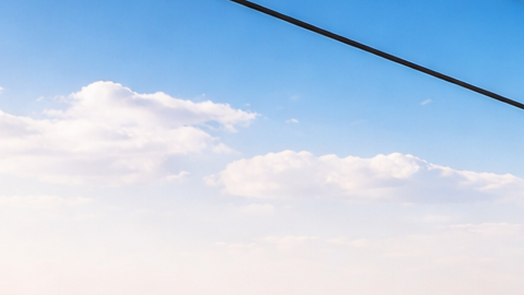 Cabina celeste del Cablebús sobrevolando Ciudad de México en la futura Línea 5, el teleférico urbano más largo del mundo