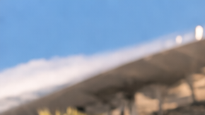 Trabajadores organizando un evento en un estadio de fútbol en Estados Unidos