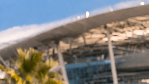 Trabajadores organizando un evento en un estadio de fútbol en Estados Unidos