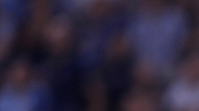 Árbitro revisando una jugada en el monitor del VAR durante un partido de fútbol en estadio