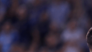 Árbitro revisando una jugada en el monitor del VAR durante un partido de fútbol en estadio