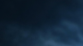 Calendario marcando viernes 13 junto a una lupa y gráficos en una escena de atmósfera oscura y simbólica.