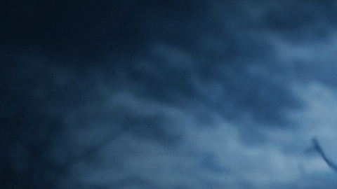 Calendario marcando viernes 13 junto a una lupa y gráficos en una escena de atmósfera oscura y simbólica.