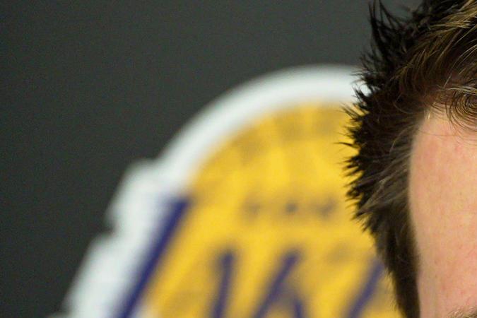Luka Doncic, estrella de los Lakers, habla en una rueda de prensa tras su notable actuación contra el Miami Heat en el Kaseya Center en Miami.