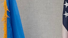 La supervisora Hilda Solis entrega una beca a Gerardo y Maria Dávila de la Taquería Ameca en Los Ángeles