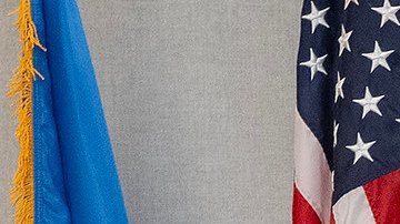 La supervisora Hilda Solis entrega una beca a Gerardo y Maria Dávila de la Taquería Ameca en Los Ángeles