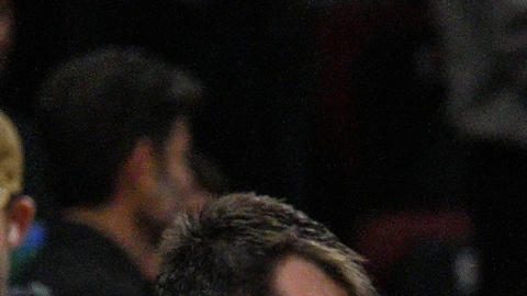 Jugadores de los Lakers celebran tras vencer al Miami Heat con memorable actuación de 60 puntos de Luka Doncic (izq.).