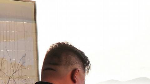 Kim Jong-un observa desde un lugar seguro, en un sitio no identificado de Corea del Norte, la presunta prueba de eyección en tierra.