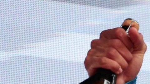 Isaac del Toro posa con la 'Maglia Azzurra', que lo identifica como líder de la competencia.