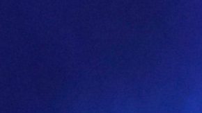 La conductora Vanessa Huppenkhoten (i), el exfutbolista Pável Pardo (c), Grupo Frontera y ejecutivos de Amazon Music presentaron la canción.