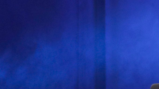 La conductora Vanessa Huppenkhoten (i), el exfutbolista Pável Pardo (c), Grupo Frontera y ejecutivos de Amazon Music presentaron la canción.