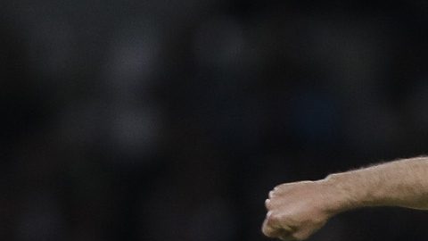 MEX6148. CIUDAD DE MÉXICO (MÉXICO), 03/03/2026.- Nathanael Ananias (d) de Pumas disputa un balón con Joao Dias (i) de Toluca este martes, durante un partido del torneo Clausura 2026 de la Liga MX, entre Pumas y Toluca en el estadio Olímpico Universitario en Ciudad de México (México). EFE/Isaac Esquivel