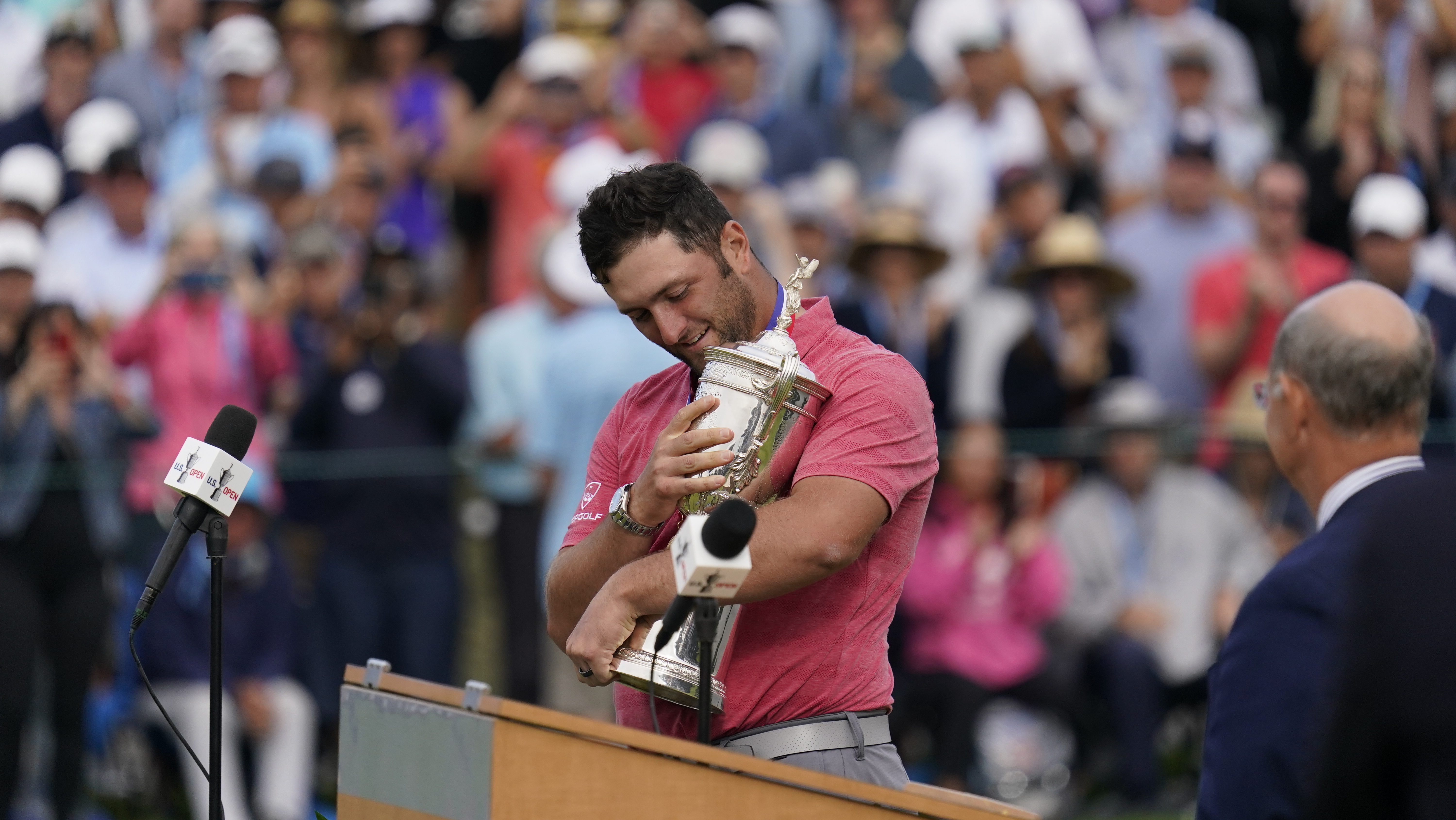 Golfista John Rahm alquila un avión para ayudar a colegas a salir de ...