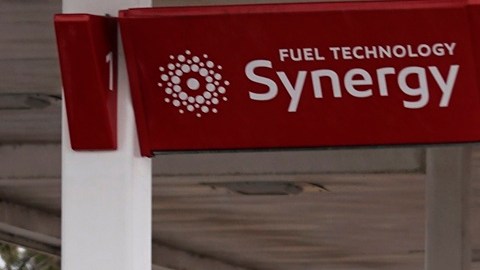 La gasolina en EE.UU. ha aumentado unos 90 centavos por la guerra con Irán.