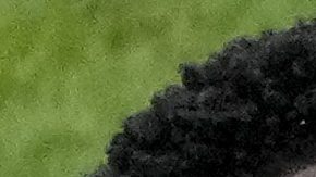 Romelu Lukaku recibe un balón en medio de dos defensores franceces durante un juego de la Eurocopa.