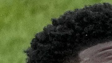 Romelu Lukaku recibe un balón en medio de dos defensores franceces durante un juego de la Eurocopa.