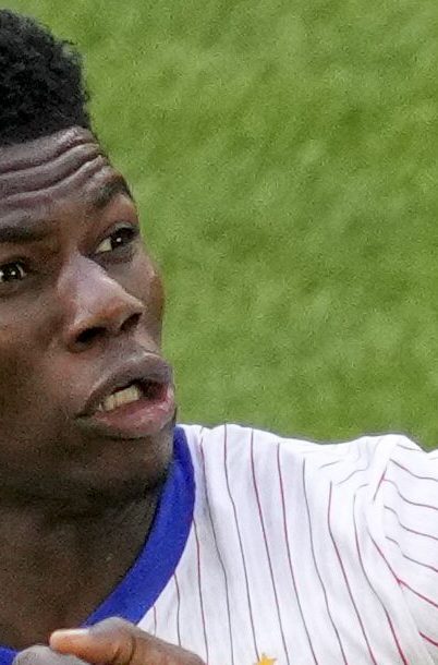 Romelu Lukaku recibe un balón en medio de dos defensores franceces durante un juego de la Eurocopa.