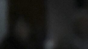 El Coyote, mascota de los Spurs de San Antonio, saluda a jóvenes fans del equipo. Esta semana, una aficionada mayor se dio a notar en el mismo recinto debido a un lamentable mensaje en su celular.