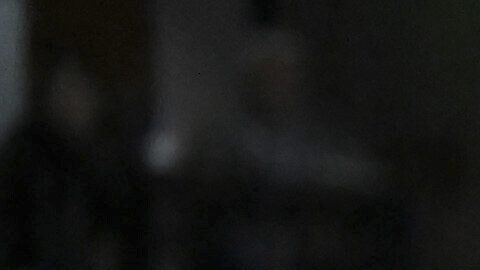 El Coyote, mascota de los Spurs de San Antonio, saluda a jóvenes fans del equipo. Esta semana, una aficionada mayor se dio a notar en el mismo recinto debido a un lamentable mensaje en su celular.