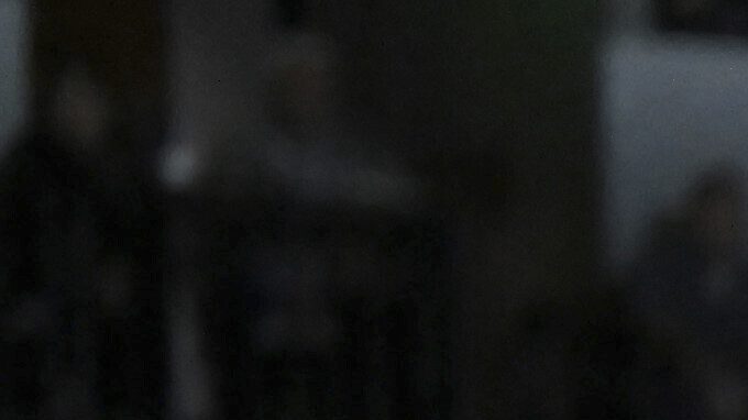 El Coyote, mascota de los Spurs de San Antonio, saluda a jóvenes fans del equipo. Esta semana, una aficionada mayor se dio a notar en el mismo recinto debido a un lamentable mensaje en su celular.