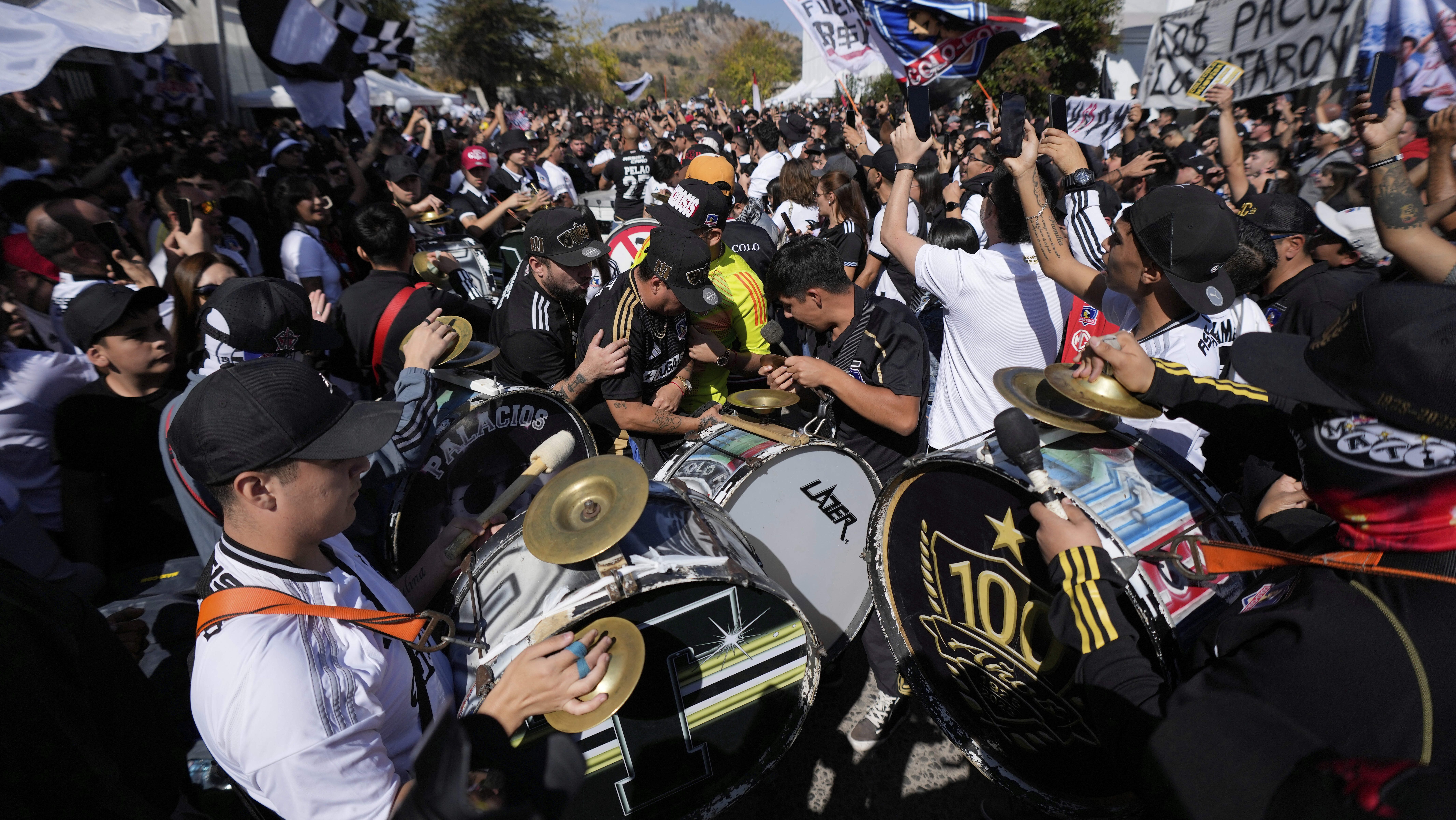 Pelea entre hinchas en el clásico entre Colo Colo y U de Chile deja un ...