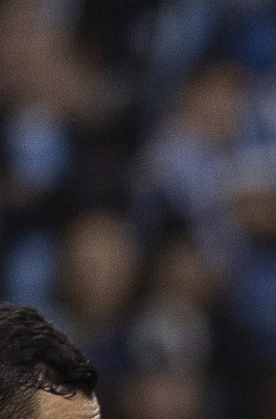 Marlon Rodrigues (izq.), jugador del Gremio de Brasil, durante un partido contra Alianza Lima en la Copa Sudamericana de 2025. El lateral sufrió una terrible lesión.