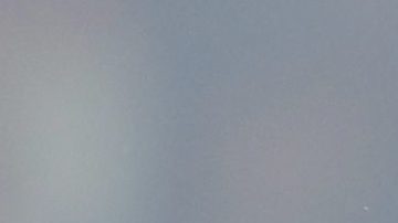 Neymar posa durante un juego de la NFL al que fue invitado.