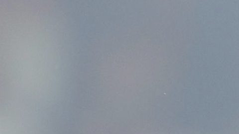 Neymar posa durante un juego de la NFL al que fue invitado.